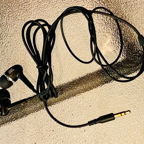JBL In Earbud Headphones With In-line Mic - Picture 6 of 6